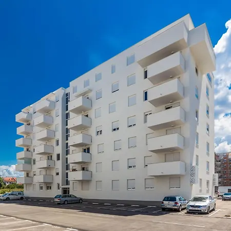 アパート Tanja Modern With Balcony And Parking Garage ザダル