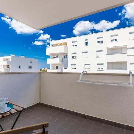 アパート Tanja Modern With Balcony And Parking Garage ザダル