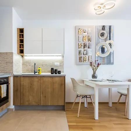 Tanja Modern With Balcony And Parking Garage