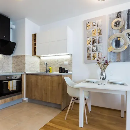 Apartment Tanja Modern With Balcony And Parking Garage