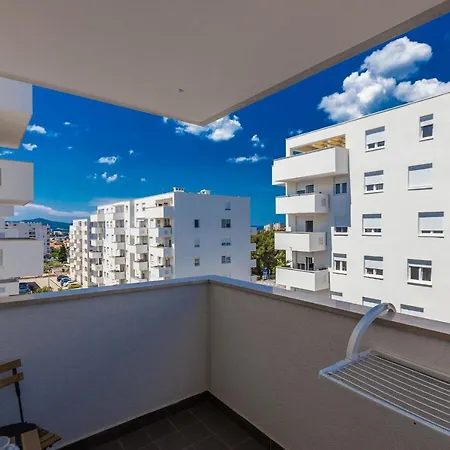 Apartment Tanja Modern With Balcony And Parking Garage