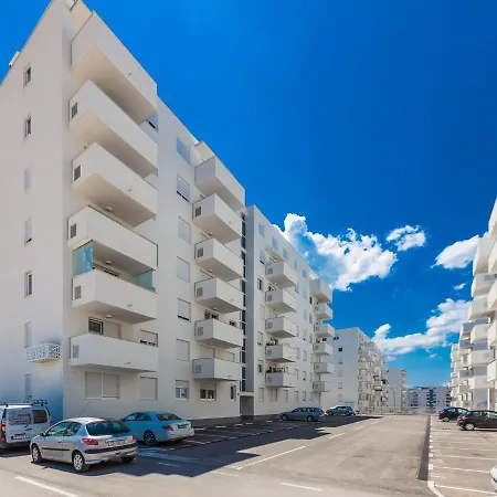 Apartment Tanja Modern With Balcony And Parking Garage