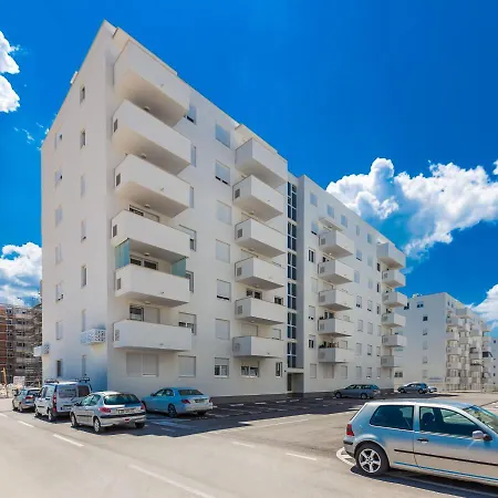 Apartment Tanja Modern With Balcony And Parking Garage
