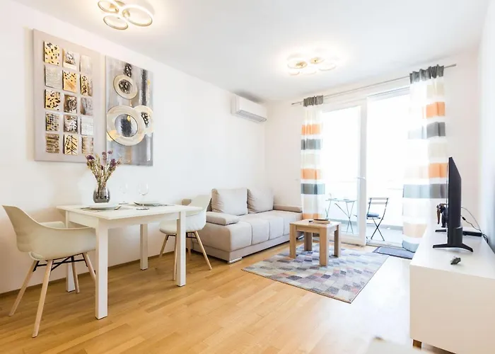 Tanja Modern With Balcony And Parking Garage 公寓