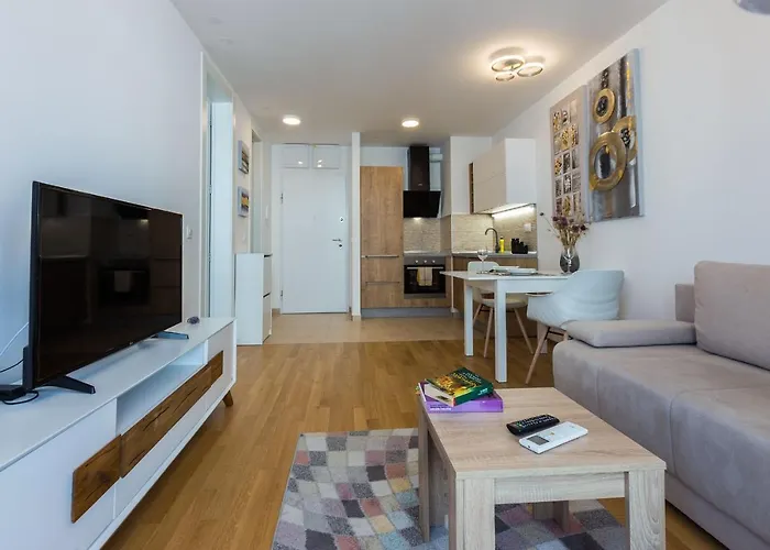 Tanja Modern With Balcony And Parking Garage 扎达尔