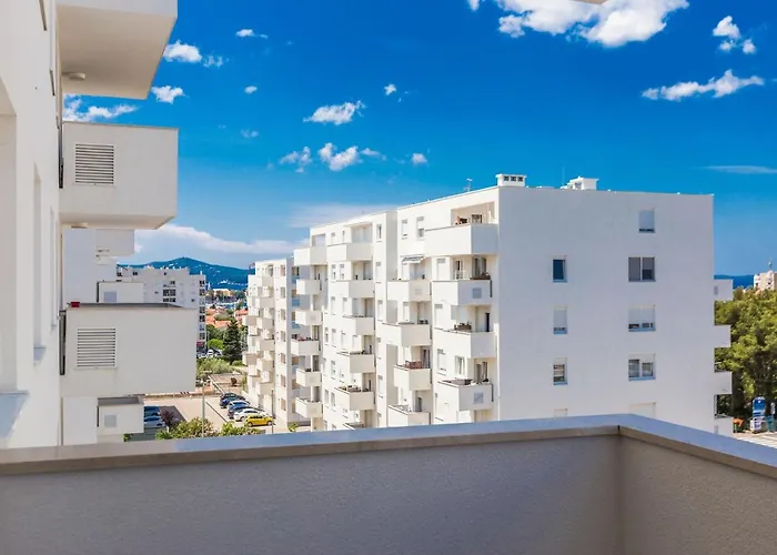 Tanja Modern With Balcony And Parking Garage