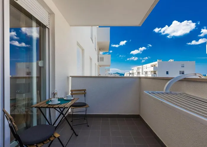 Tanja Modern With Balcony And Parking Garage * 扎达尔