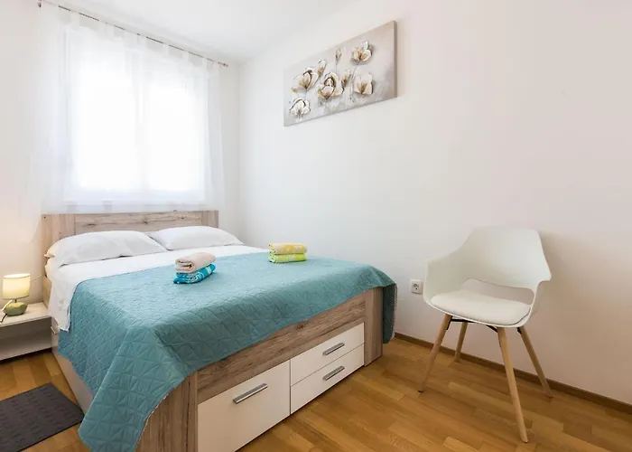 Tanja Modern With Balcony And Parking Garage 扎达尔